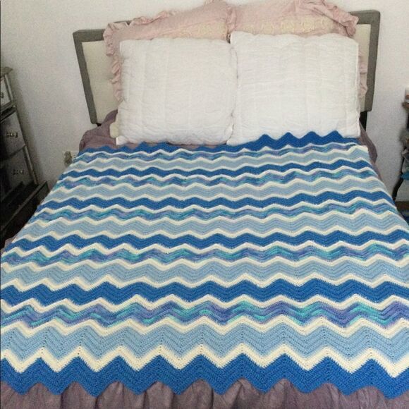 VNT throw blanket, knit, zig zag pattern - Picture 1 of 6